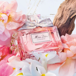 Парфюмерный подарочный набор с тревел спреем Miss Dior Eau de Parfum Set