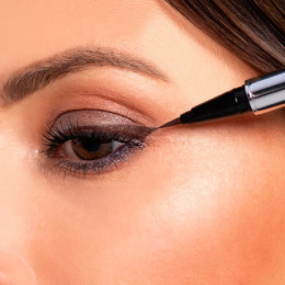 Жидкая подводка для глаз High Precision Liquid Liner