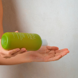 Глубоко очищающий и отшелушивающий шампунь RATED GREEN с соком розмарина